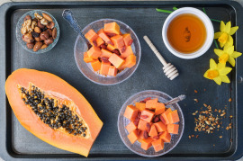 papaja, miód i orzechy