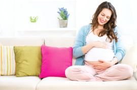kobieta w ciąży siedząca na sofie