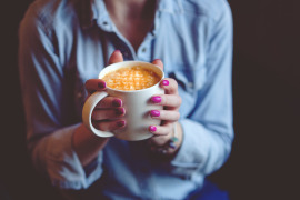kubek kawy w dłoniach kobiety