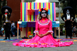 meksykanka w różowej sukience