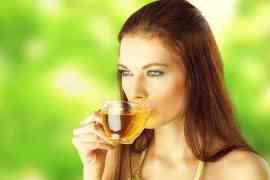 Kobieta pijąca herbatę z czystka