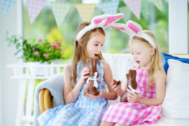 dziewczynki bawiące się czekoladowym zającem