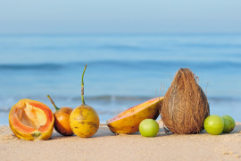 owoce tropikalne na plaży