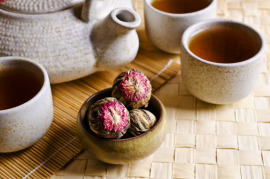 kulki herbaty kwitnącej w miseczce