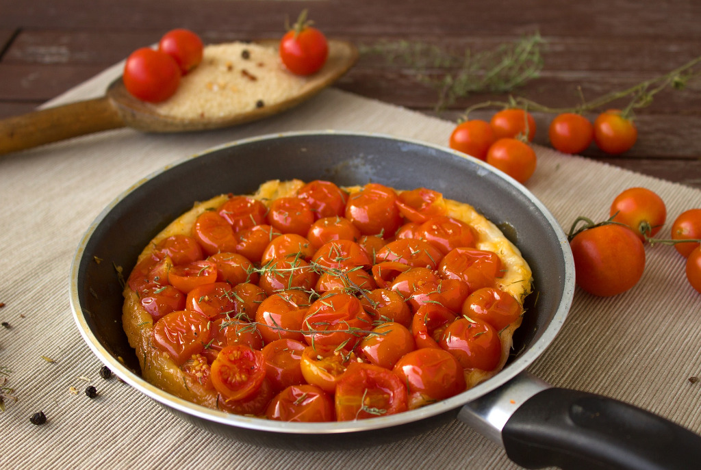 Tarta z pomidorami i szałwią