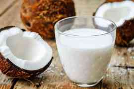 Mleko kokosowe w szklance i kokos