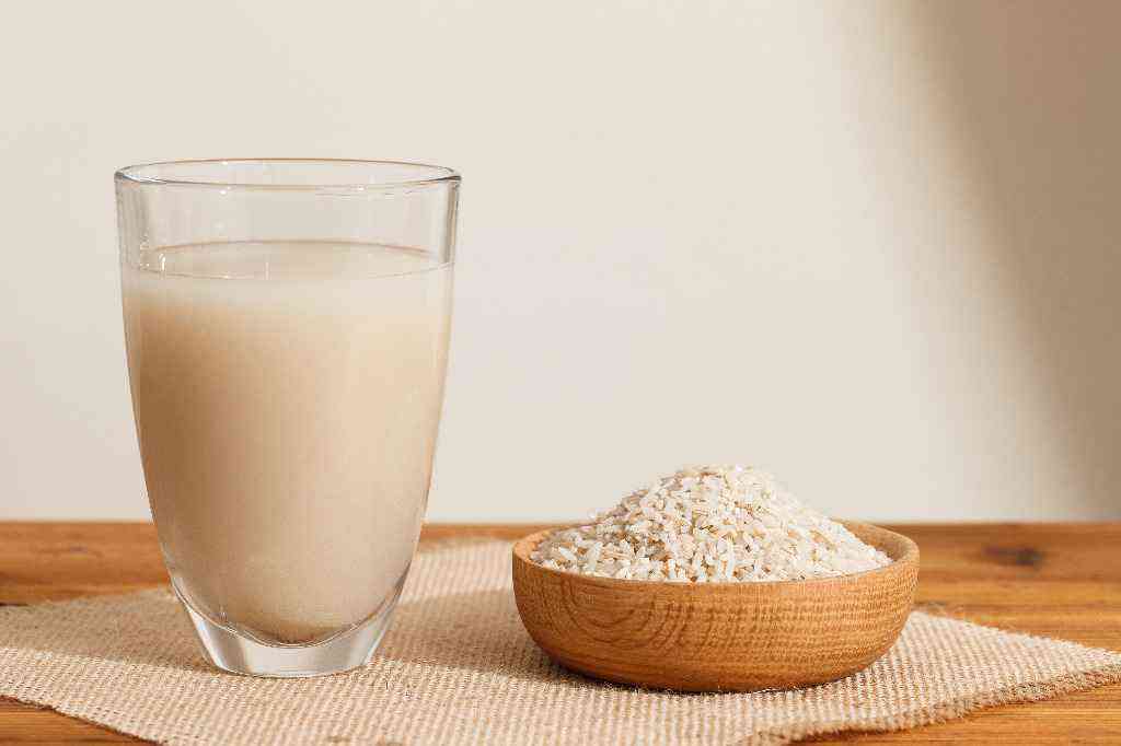 ryż w miseczce i mleko ryżowe