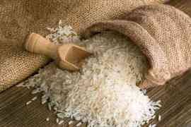 Rozsypany ryż z woreczka