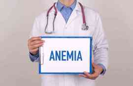 Lekarz trzymający tabliczkę anemia