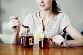 kobieta herbata z miodem i cytryną