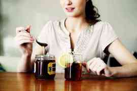 kobieta parząca herbatę z miodem i cytryną