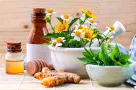 kwiaty miód i imbir w miseczkach