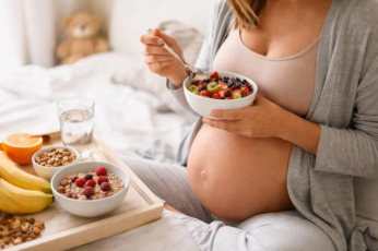 Zdrowe odżywianie w ciąży - dlaczego owoce i bakalie powinny znaleźć się w codziennym menu?