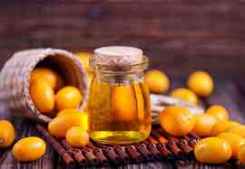 mandarynki i olejek na stole