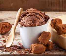 lody czekoladowe w miseczce i kakao