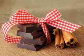 czekolada z kokardką i cynamon