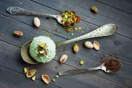 lody z pistacjowe na stole i łyżeczce