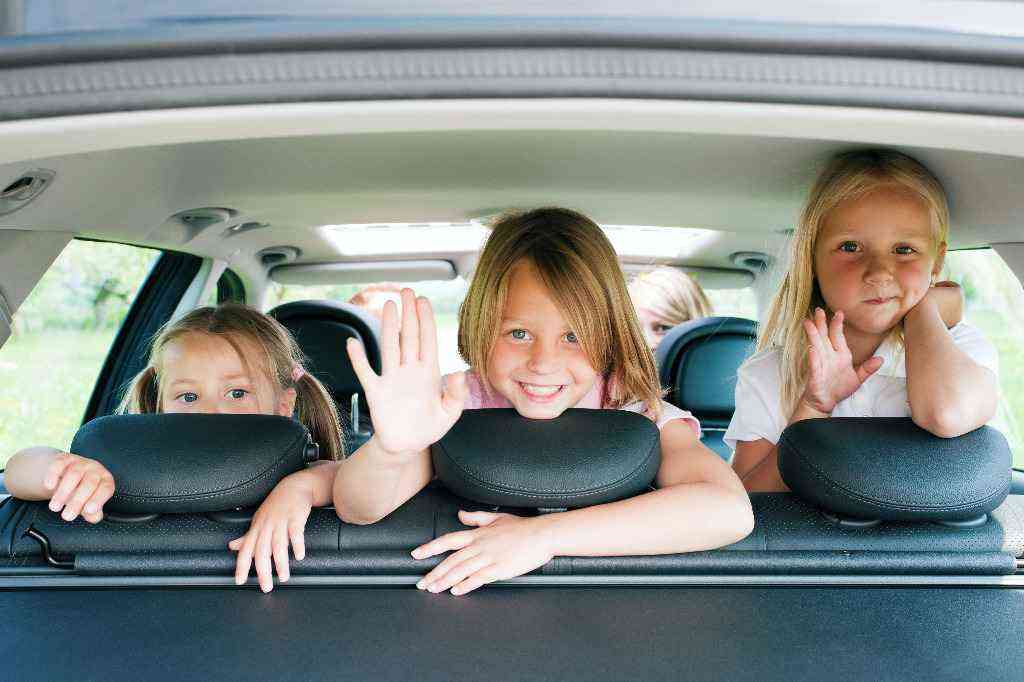 Dziewczynki w samochodzie