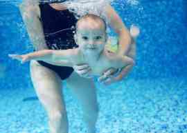 dziecko z mamą pod wodą