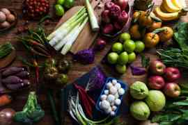warzywa i owoce na blacie