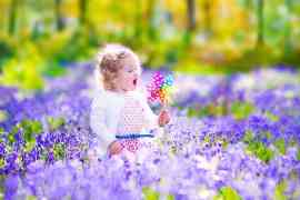 dziecko na łące kwiatów