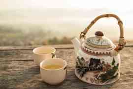 filiżanki i dzbanek herbaty