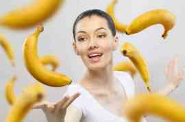 kobieta otoczona bananami