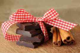 kawałki czekolady i cynamon