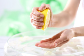 dłonie i wyciskanie cytryny