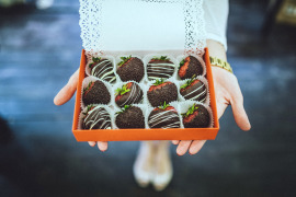 pudełko truskawek w czekoladzie