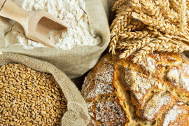 mąka ziarna kłosy i chleb z pszenicy