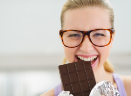 kobieta je tabliczkę czekolady