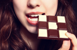 kobieta je tabliczkę czekolady