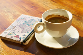 filiżanka kawy i notes na stole