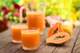pokrojona papaja na stole i sok