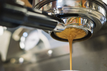 Kawa mrożona – skąd się wzięła i czemu kochają ją miliony?