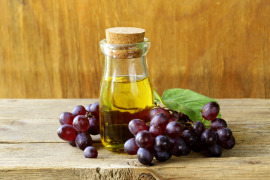 Olej z pestek winogron i winogrona na stole