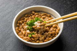 Natto w misce i pałeczki