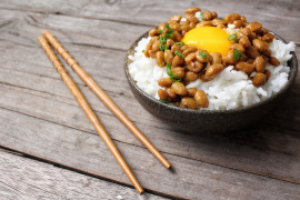 Natto w misce i pałeczki
