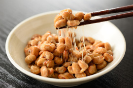 Natto w misce i pałeczki