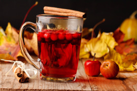 herbata owocowa w szklance cynamon  i jesienne liście
