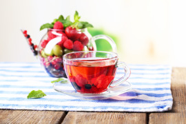 herbata owocowa w filiżance i dzbanek owoców