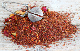 herbata Rooibos rozsypana na stole