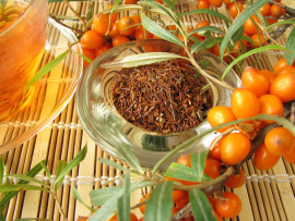 herbata Rooibos w misce i owoce