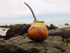 Herbata Yerba Mate w dzbanku nad morzem na skale