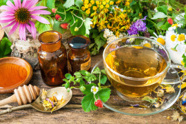 herbata olejki miód i kwiaty na stole