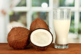 kokosy i mleczko w szklance na stole