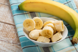 pokrojone banany w misce i obok banan