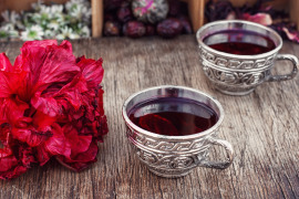 kwiaty Hibiskusa i filiżanki herbaty