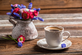 dzbanek kwiatów i filiżanka kawy